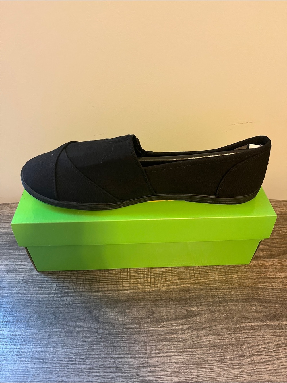 Kali Action Black Canvas Slip-On Flats Women’s Casual Comfort Shoes NIB